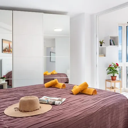Gorgeous View 2 Bedroom Americas Apartment *